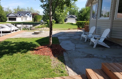 Syracuse House | Channel Property on Lake Wawasee - bring your boat/dog!