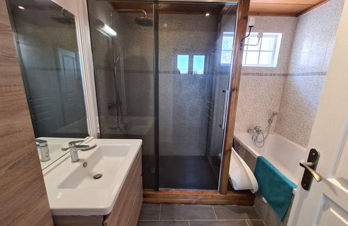 Saint-Hilaire-Saint-Mesmin Cottage | Charming Cottage Near Loire Castles: 3 Bedrooms, Full Amenities, Private Parking, Enclosed Garden.