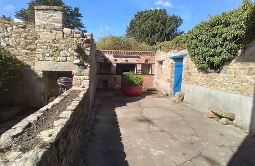 Cleder House | character cottage in stone