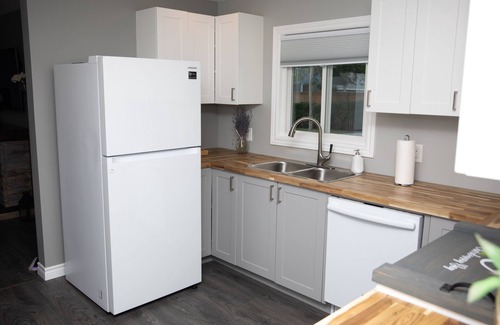 Colchester House | Chardonnay Bay- wine country, beach, hot tub and pet friendly!