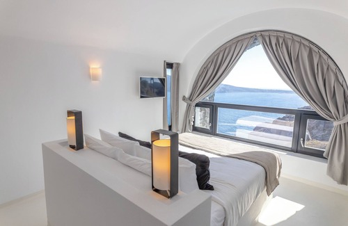 Oia Hotel | Charisma Suites