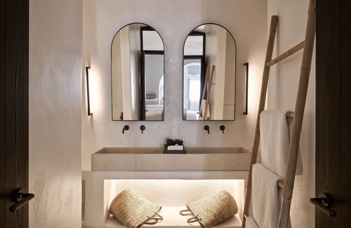 Oia Hotel | Charisma Suites