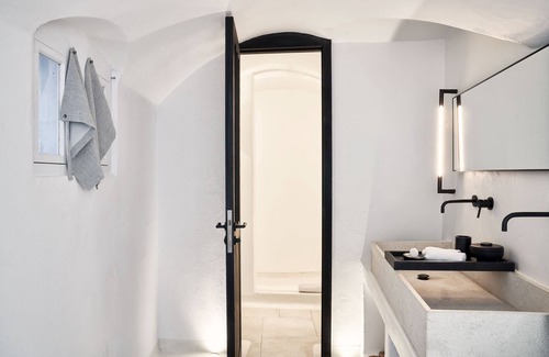 Oia Hotel | Charisma Suites