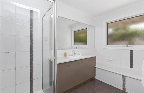 Apollo Bay House | Charlie’s Beach House 1Block to Beach Pet Friendly