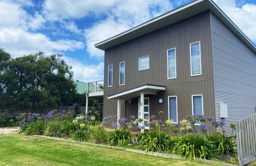 Apollo Bay House | Charlie’s Beach House 1Block to Beach Pet Friendly
