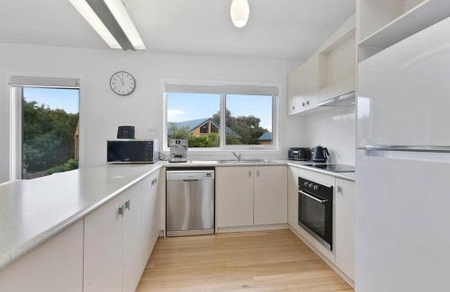 Apollo Bay House | Charlie’s Beach House 1Block to Beach Pet Friendly