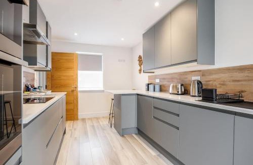 Poole House | Charlotte Cottage - Minutes from Poole Park, with Feature Log Burner