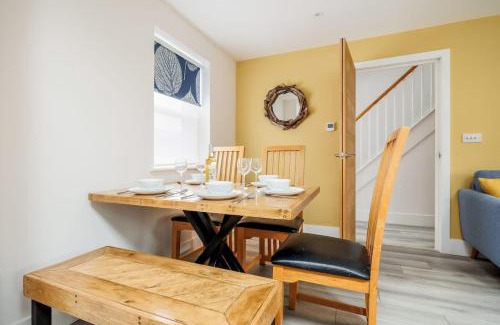 Poole House | Charlotte Cottage - Minutes from Poole Park, with Feature Log Burner