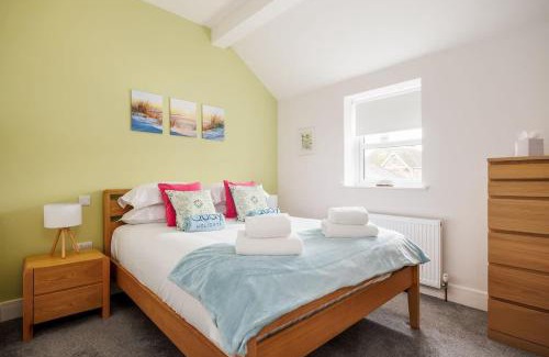 Poole House | Charlotte Cottage - Minutes from Poole Park, with Feature Log Burner
