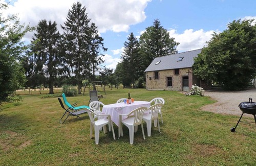 Saint-Germain-de-Martigny Cottage | Charming Independent Cottage with Garden, Pet-Friendly, Near Hiking Trails and Leisure Activities