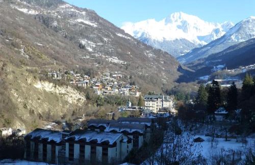 Brides-les-Bains Apartment | Charmant studio avec balcon et parking - Proche centre et Thermes - 4 pers. - FR-1-512-79