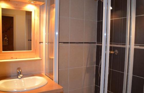 Les Menuires Apartment | Charmant studio cabine aux Ménuires, pied des pistes, balcon, animaux permis, accès télébenne gratuit - FR-1-452-43