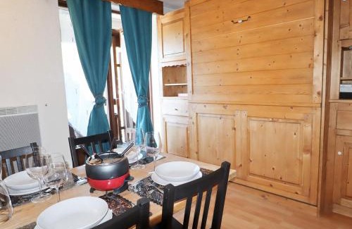 Samoens Apartment | Charmant studio rénové au centre de Samoëns, avec balcon, parking et accès bus à 150m - FR-1-624-106