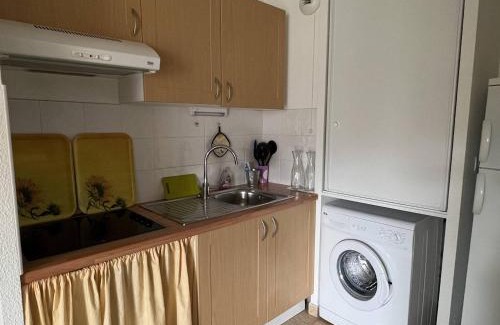Cambo-les-Bains Apartment | Charmant T2 avec terrasse et piscine, proche des thermes à Cambo-Les-Bains - FR-1-495-59