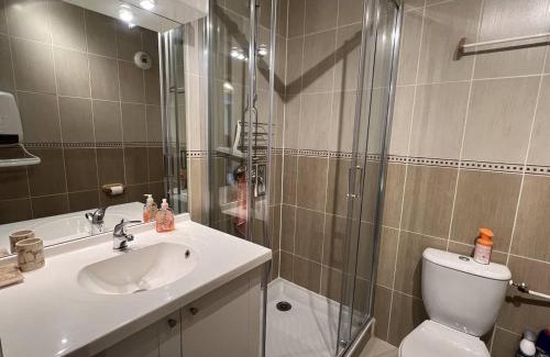 Cambo-les-Bains Apartment | Charmant T2 avec terrasse et piscine, proche des thermes à Cambo-Les-Bains - FR-1-495-59