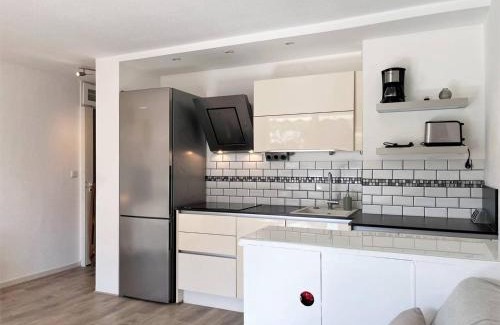 Cavaliere Apartment | Charmant T2 climatisé avec piscine, terrasse, parking et Wi-Fi - 4 couchages, Le Lavandou - FR-1-251-540