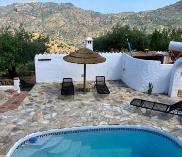 Colmenar House | Charmante casita met veranda en zwembad op een kleinschalige olijf Finca