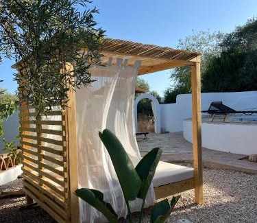 Colmenar House | Charmante casita met veranda en zwembad op een kleinschalige olijf Finca