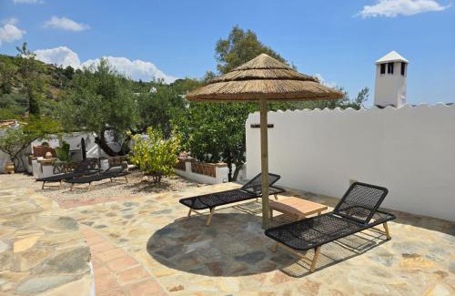 Colmenar House | Charmante casita met veranda en zwembad op een kleinschalige olijf Finca