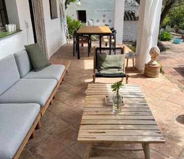 Colmenar House | Charmante casita met veranda en zwembad op een kleinschalige olijf Finca
