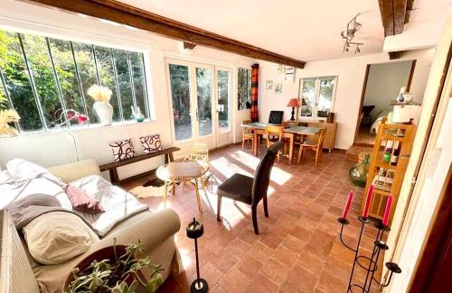 Vitry-sur-Seine Apartment | Charmante maison dans jardin, calme, 55m2- 2ch, métro, très proche Paris