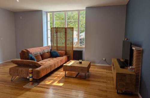 Gondeville House | Charmante maison XIXe sur Jarnac avec 3 chambres, cour privative & parking - FR-1-653-280
