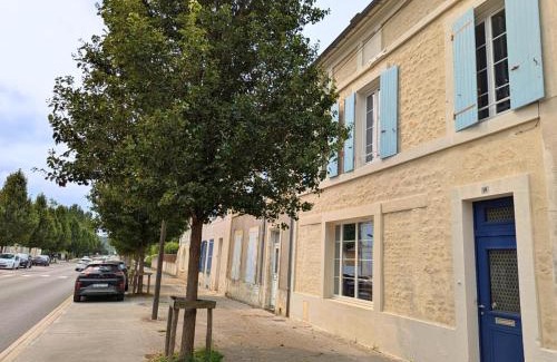 Gondeville House | Charmante maison XIXe sur Jarnac avec 3 chambres, cour privative & parking - FR-1-653-280