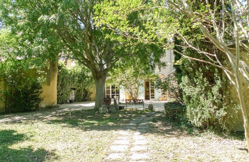Sainte-Cecile-les-Vignes Ski Chalet | Charming village house with garden and private pool in Provence