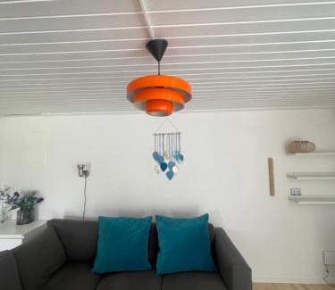 Tibro Villa | Charmigt Villa bredvid sjön Örlen
