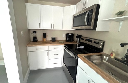 Redington Shores Cottage | Charming 1 /1 bath 100 feet to Beach Cable, WiFi AC, Utilities Redington Shores