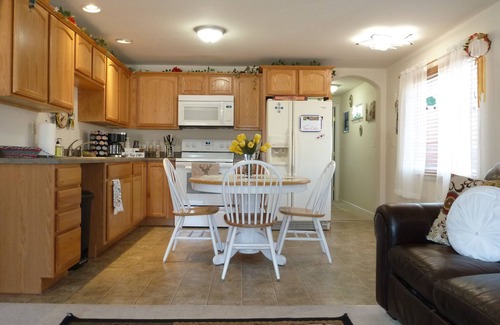 Village Seven Cottage | Charming 1-bedroom guest house in fabulous Colorado Springs with AC, WiFi, W/D