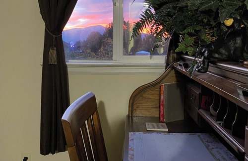 Village Seven Cottage | Charming 1-bedroom guest house in fabulous Colorado Springs with AC, WiFi, W/D