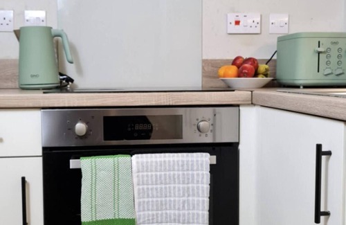 Leeds Apartment | Charming 1-bed, Sleeps 2, Parking