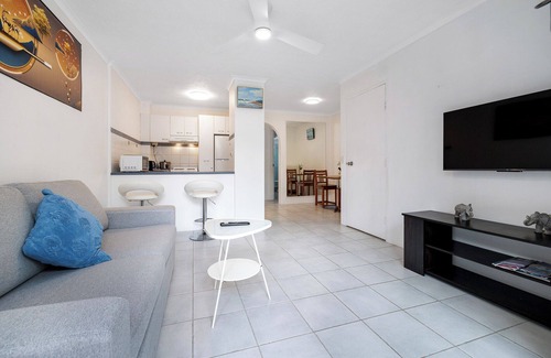 Burleigh Heads Apartment | Charming 1-Bed with pool & close to the beach!