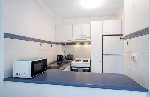 Burleigh Heads Apartment | Charming 1-Bed with pool & close to the beach!