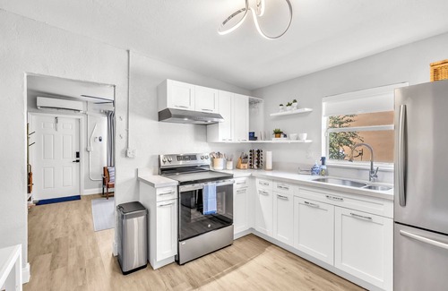 Pompano Beach House | Charming 1-bedroom house with WiFi and AC in less than 4 miles from the beach!