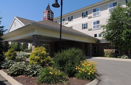 Pittsfield Resort | Charming 1 Bedroom - 4 Star Resort w/heated pool, gym, wi-fi, lot's more!