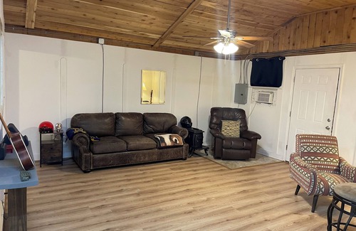 Brookshire House | Charming 1-bedroom building with WiFi, AC in welcoming Brookshire