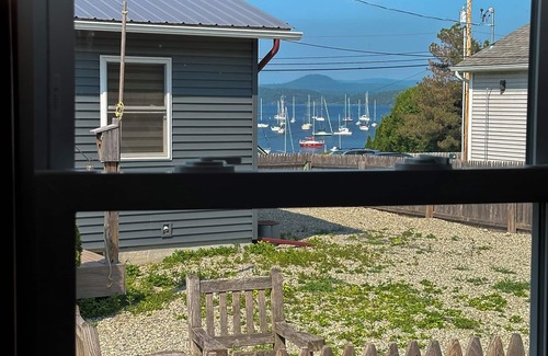 Malletts Bay Cottage | Charming 1-bedroom cottage lake views/access, Malletts Bay Colchester, AC, WiFi