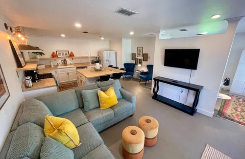 Tyler Cottage | Charming 1-bedroom cottage central to town, close to hospitals