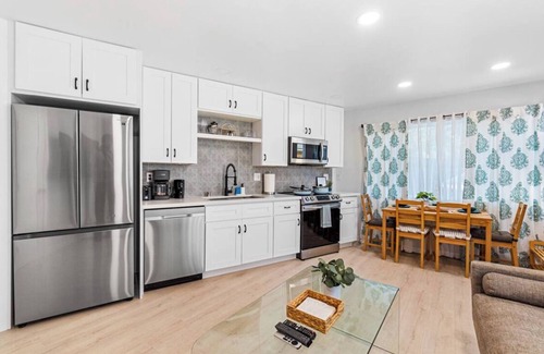 University Heights House | Charming 1-bedroom house in Hillcrest San Diego with AC, WiFi