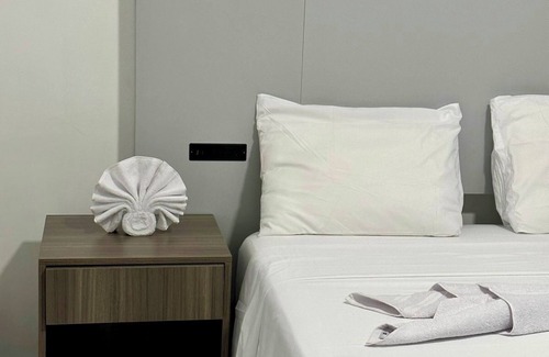 Kingston Hotel | Charming 1-bedroom hotel with WiFi and AC in vibrant Kingston