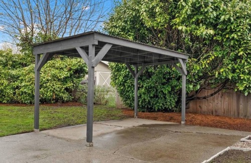 Hilltop House | Charming 1-bedroom private guest suite in Central Tacoma with AC, WiFi