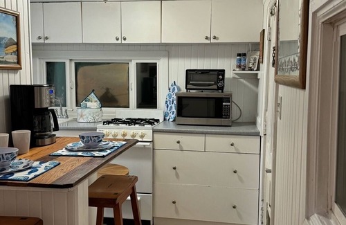 La Playa Cottage | Charming 1-bedroom Surf Cottage in beautiful San Diego La Playa with WiFi