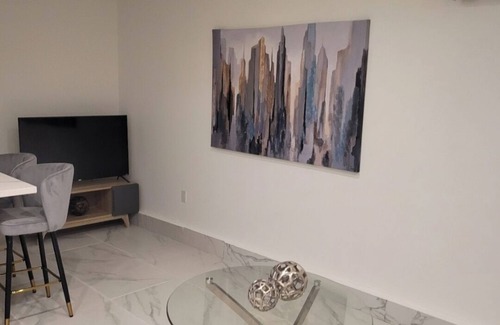 Oak Park Apartment | Charming 1 bedroom suite with Full Kitchen, Washer, Dryer, AC, Patio and WiFi.
