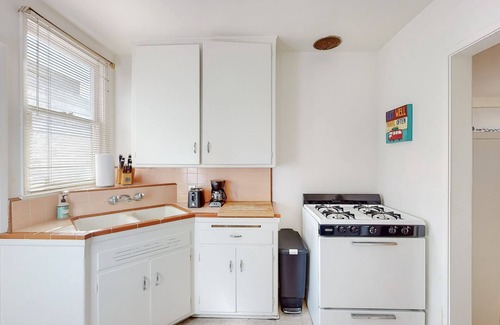 Ocean Park House | Charming 1 Bedroom Santa Monica Cottage 3 Blocks to beach!
