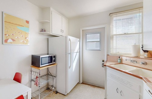 Ocean Park House | Charming 1 Bedroom Santa Monica Cottage 3 Blocks to beach!