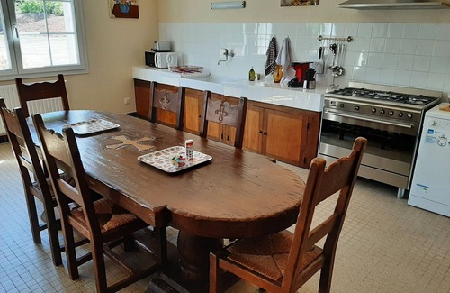 Roches-Bettaincourt Cottage | Charming 10-Person Cottage with Private Park and BBQ Area Near Joinville