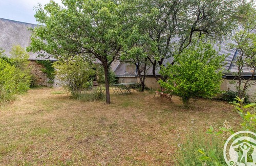 Huille Cottage | Charming 15th-Century Home with Garden, Near Loir River, Cyclist-Friendly, Close to Angers and La Flèche