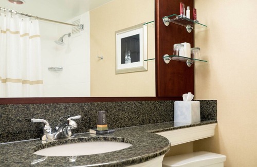 Cleveland Hotel | Charming 160-bedroom hotel with AC, fitness room in lovely Cleveland